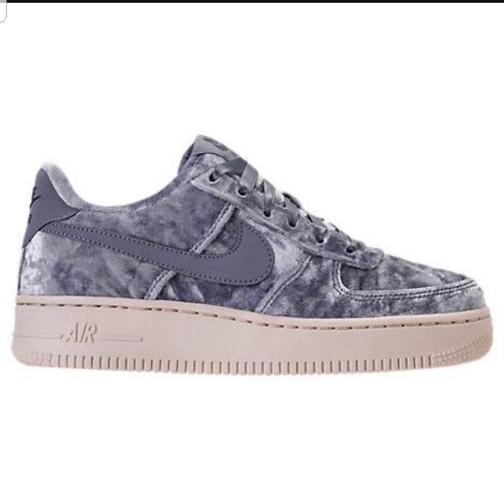 NIKE AIR FORCE 1 LV8 SIZE 6.5 WOMENS